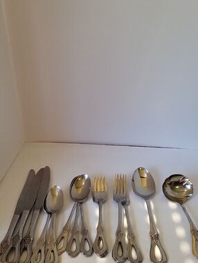 Oneida Toujours Stainless Flatware Set in Silver
